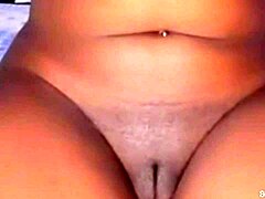 MILF dalle grandi labbra della figa mostra il suo enorme clitoride