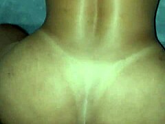 Amatørkones stramme røv bliver fyldt med sperm i HD-video