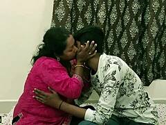 Ibu rumah tangga India dewasa Kamwali Bhabhi menikmati seks kasar dengan bos muda dalam video dewasa Hindi
