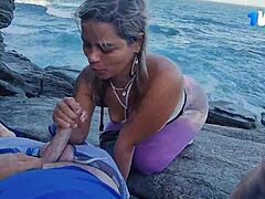 Зрели бразилски пар ужива у оралном сексу на отвореном на камењу