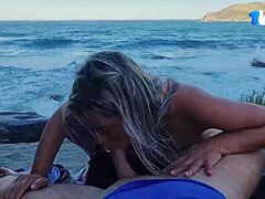 זוג ברזילאי מבוגר נהנה ממין אוראלי בחוץ על סלעים