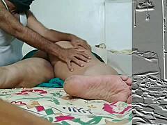 Indiase moeder met grote borsten wordt ingesmeerd voor sensuele massage en romige penetratie