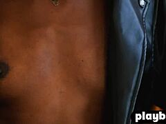 Ana Foxxx, ein farbiges Locken-MILF-Model zieht sich bis auf die kleinen Brüste aus und tanzt in diesem reifen Softcore-Video sinnlich