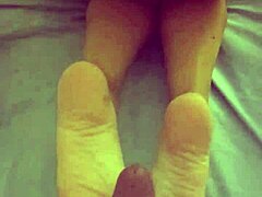 Urutan fetish kaki wanita matang