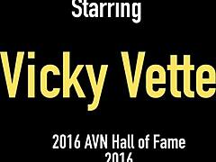 Azgın sarışın MILF Vicky Vette, duygusal bir banyo ve kendini tatmin ediyor