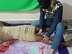 Dojrzała indyjska para eksploruje zabawę w sypialni w jakości HD