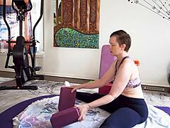 Aurora Willows ensina mamãe madura a ensinar yoga e dominação financeira