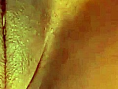 Zrela milf z velikim klitorisom postane nagajiva v amaterskem porno videu