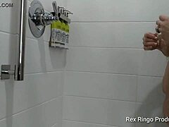 Becky Jones, Rex Ringo tarafından yakalanan samimi bir duş anı