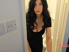 Wanita pirang dewasa tertangkap di kamar mandi dengan kontol besar