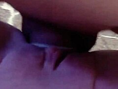 Sexy Milf bekommt ihre Muschi mit Sahne gefüllt und genießt ein Kondom