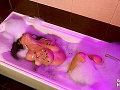 Rijpe vrouw geeft een blowjob terwijl ze in bad gaat