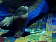 Зрела МИЛФ показује своје ножне прсте у секси мрежастим чарапама
