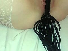 Wanita dewasa Inggris mendapatkan vaginanya yang dicukur dipukuli dalam video fetish BDSM