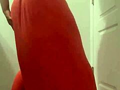 Una amateur de culo pequeño muestra sus habilidades de sacudir su trasero en un video casero de última hora de la noche