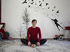 Milf-ul european predă lecții de yoga cu o poftă de mâncare fetish