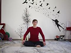 Milf europea enseña lecciones de yoga con toque fetichista