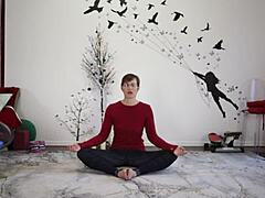 Evropská milfka učí jógu s fetišovým twist