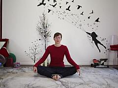 Европейская милфа учит уроки йоги с помощью фетиша
