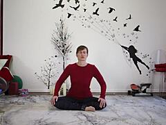 Европейската милф преподава уроци по йога с фетиш привкус
