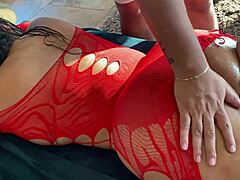Massaggio erotico delle matrigne che porta a un incontro intimo con il figliastro