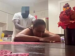 امرأة أفريقية ناضجة تحصل على جسدها مارس الجنس على عداد المطبخ