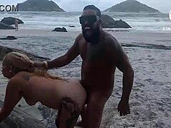 Tetovaná MILFka a blond puma sa zapájajú do erotického stretnutia na pláži