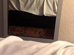 Μια Λατίνα MILF κάνει πρωκτικό σεξ σε ένα δωμάτιο ξενοδοχείου