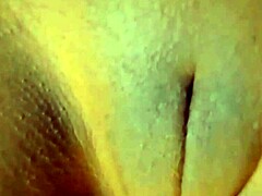 Wanita dewasa dengan tubuh berotot memamerkan bibir vaginanya yang besar