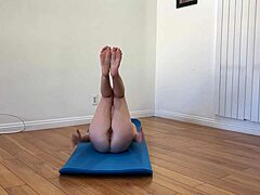 Любительская мамочка растягивает ноги в домашнем видео йоги