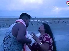 印度熟女和丈夫在海滩上享受群交