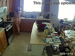 Зрелые клиенты смотрят, как Lia1616 убирает кухню в красном бикини