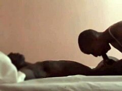 Ebony MILF viser frem ferdighetene sine i denne hete videoen