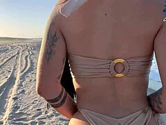 Africká mamička s veľkými prsiami sa necháva ošukať na pláži cudzincom