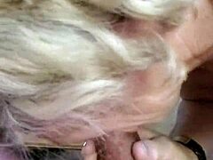 אישה מבוגרת מקבלת זרימת זרע על הפנים