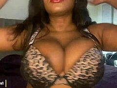 Lingerie cetakan harimau pada payudara besar wanita matang