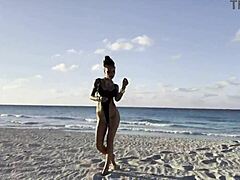 Mostro da sola di Monika Foxs: auto-piacere in spiaggia con squirt e prolasso