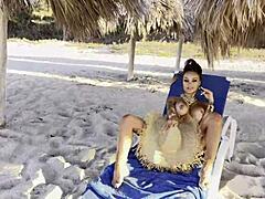모니카 폭스의 솔로 쇼: 해변가에서 스쿼트와 프롤랩스로 즐기는 자위