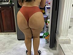 Seorang ibu rumah tangga dewasa dengan pantat besar memamerkan tubuhnya dalam video kamera tersembunyi