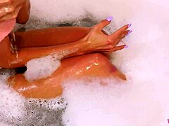 Gyönyörű szőke mutatja hibátlan testét pihentető fürdőzés közben