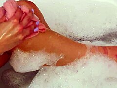 Hermosa rubia muestra su físico impecable durante un baño relajante