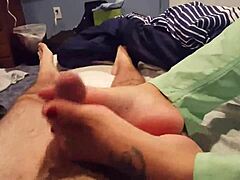 Зрела жена доживљава сензуалну масажу стопала и задовољавајући цумсхот