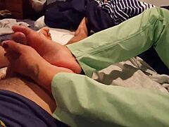 Reife Mütter haben eine sinnliche Fußmassage und befriedigenden Cumshot