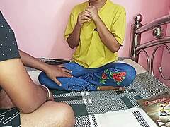 Eine indische reife Tutorin wird von ihrem Schüler in einer Nachhilfesitzung verführt und befriedigt