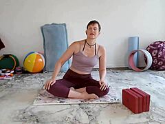 Aurora verwöhnt Yoga und Fußspiele für Cuckold-Enthusiasten