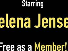 การเล่นเดี่ยวกลางแจ้งของ Jelena Jensens เน้นหน้าอกธรรมชาติขนาดใหญ่ของเธอและเสน่ห์ที่เป็นผู้ใหญ่
