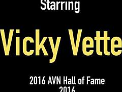 Vicky Vettes มีการเลียนมและหน้าผากอย่างเร่าร้อนในวิดีโอที่ชัดเจน