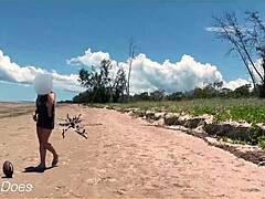 O soție îndrăzneață merge goală pe o plajă publică pentru a juca fotbal
