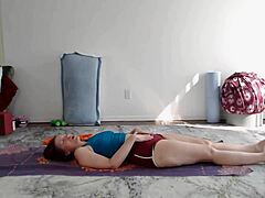 Leçon de yoga d'Aurora Willow pour les fans matures qui adorent le cul