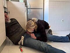 Amatorska blond MILFka robi ręczną robotę hydraulikowi w kuchni